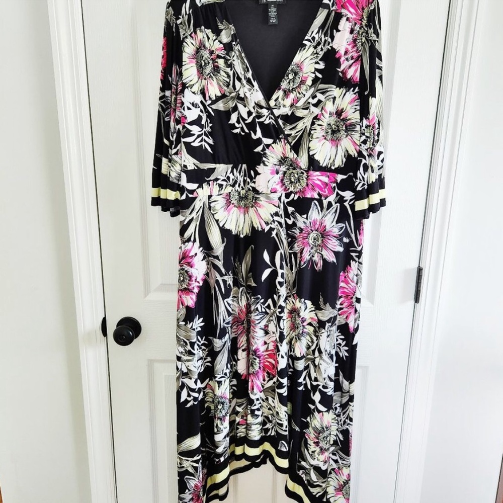Faux-Wrap Midi Dress Black Floral
SIZE 1X    *Excellent Condition*